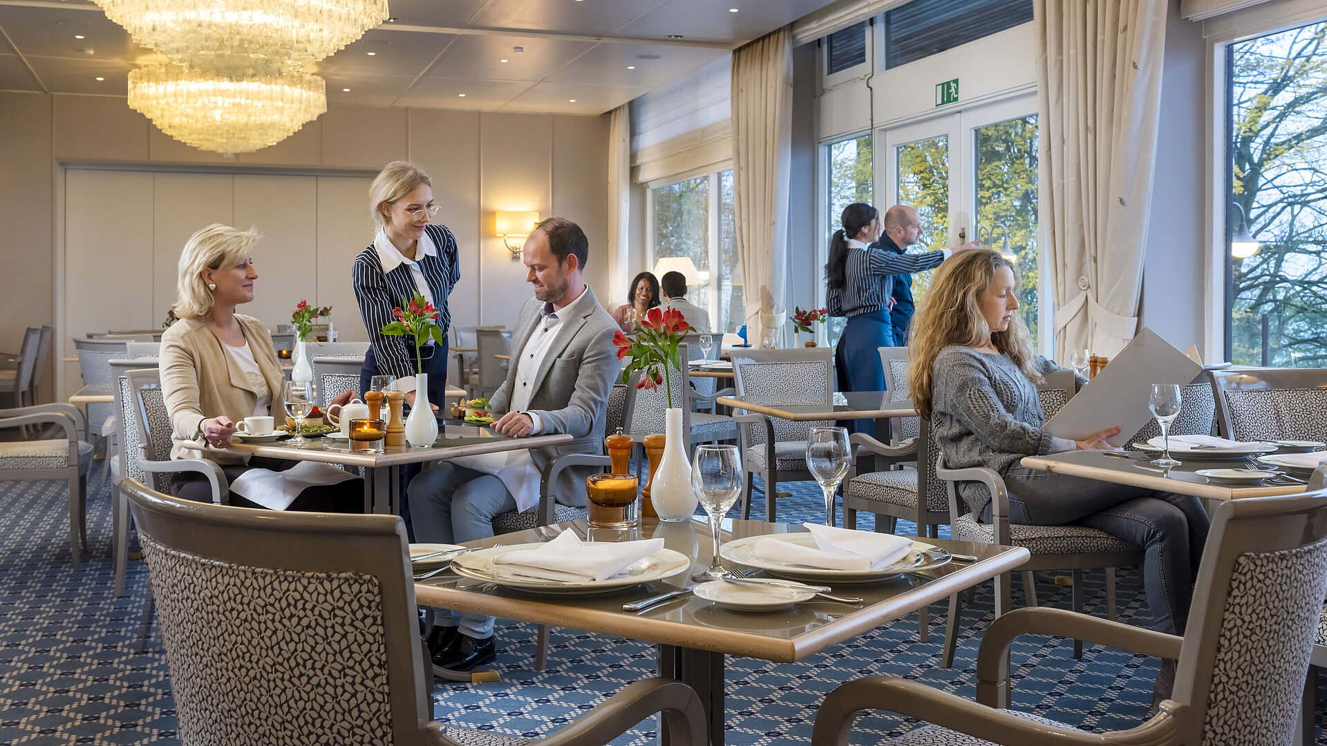 The Bellevue restaurant in the Maritim Hotel Kiel with elegant interior, friendly service and relaxed guests.