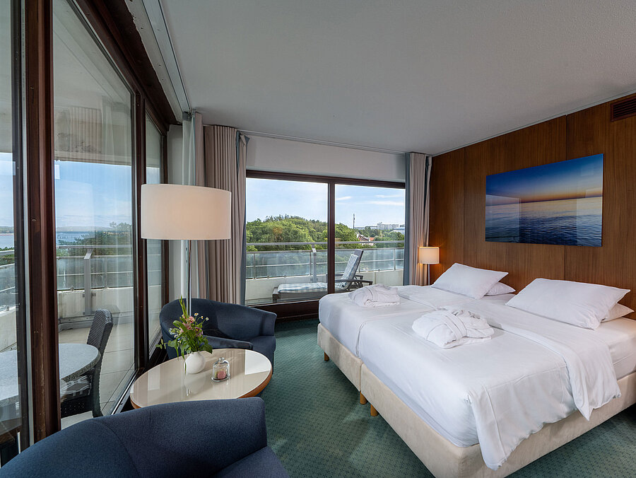 Camera SuperiorPlus lato mare con letto matrimoniale, area salotto e vista sul Mar Baltico e sul verde