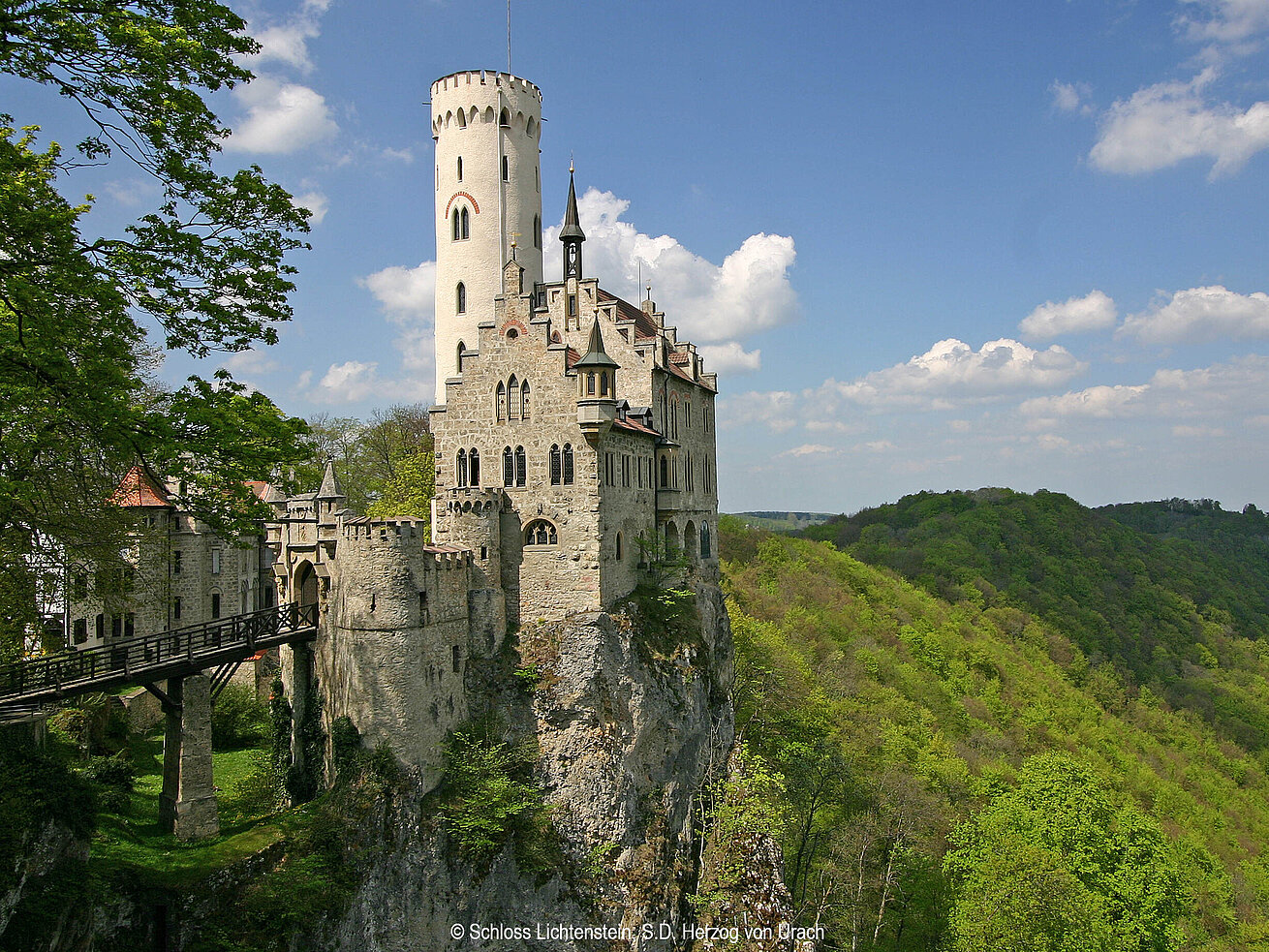 Castello di Lichtenstein arroccato su una rupe sopra la valle dell’Echaz, circondato dai boschi.