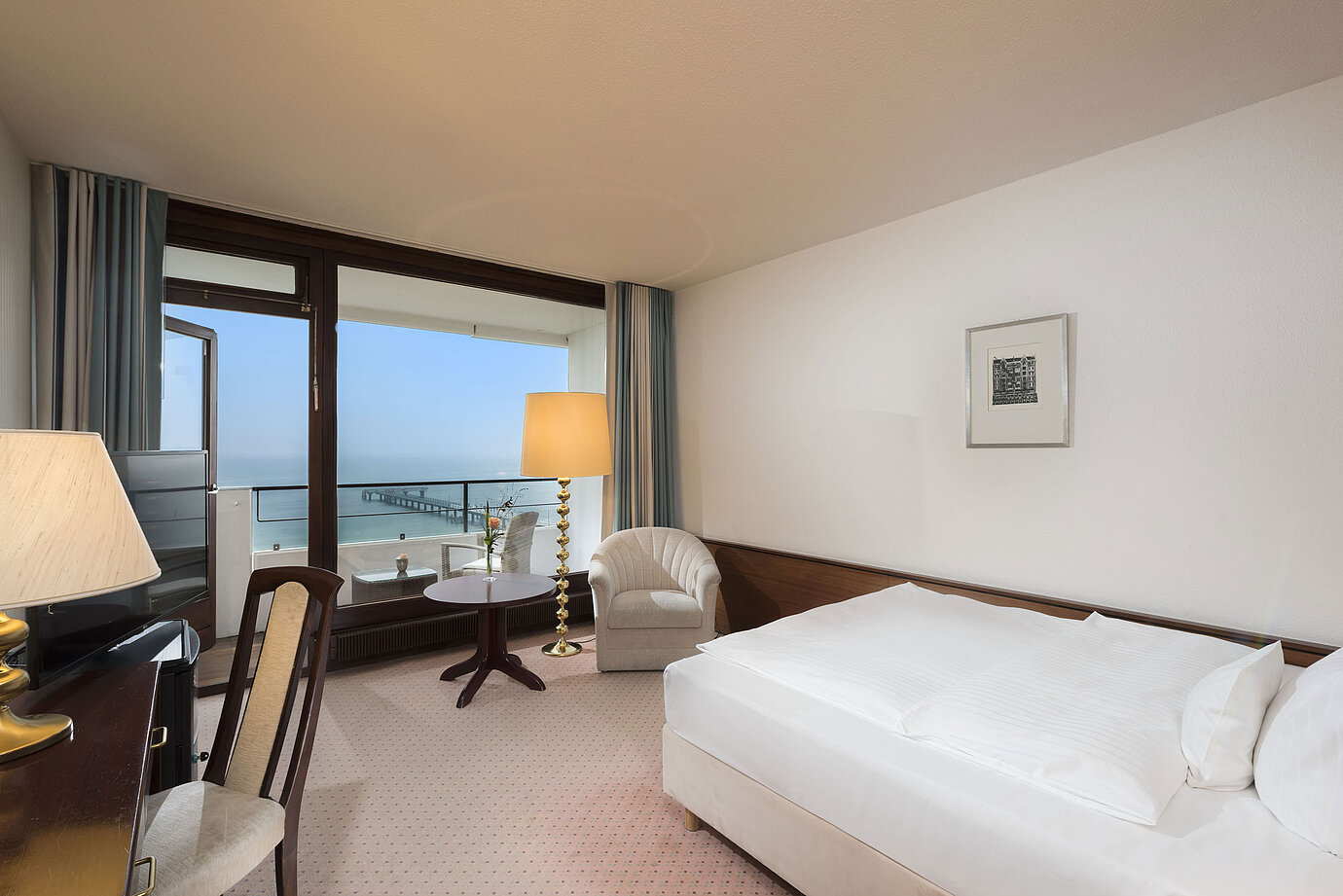 Single room at Maritim Seehotel Timmendorfer Strand with sea view, balcony, and cozy seating area.