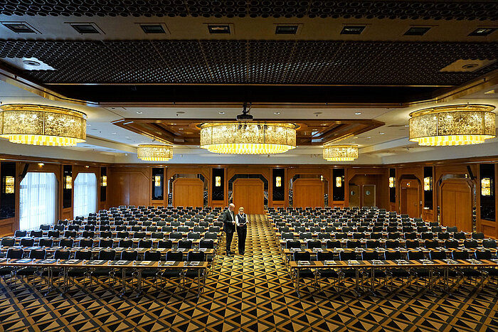 Salle de conférence élégante au Maritim Hotel Königswinter avec des sièges modernes et de magnifiques lustres.