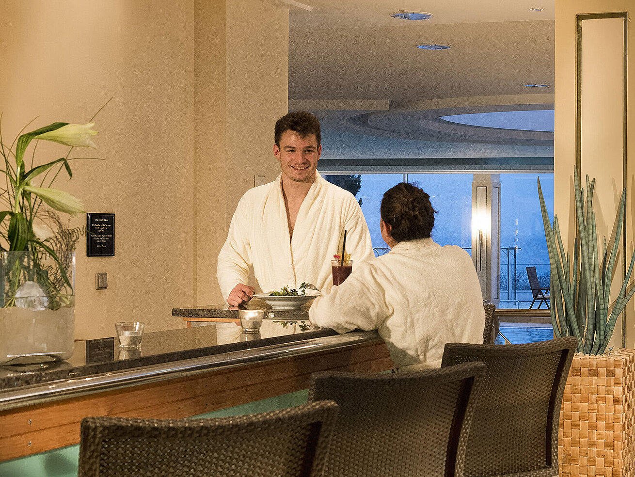 Area wellness con piscina e ospiti in accappatoi al Maritim Seehotel Timmendorfer Strand.