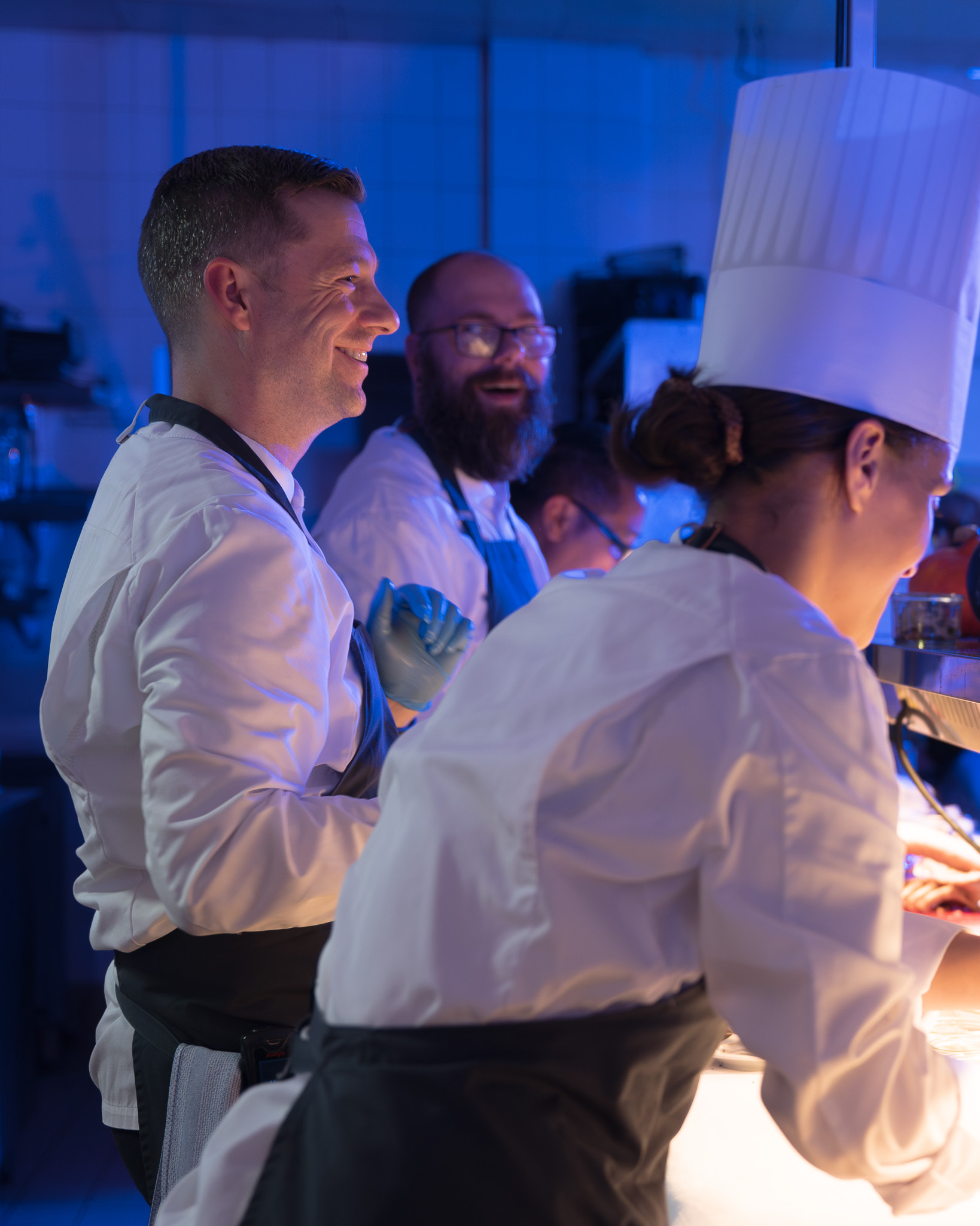 Guests and kitchen team enjoying a kitchen party at Maritim Hotel Berlin with live cooking and culinary specialities.