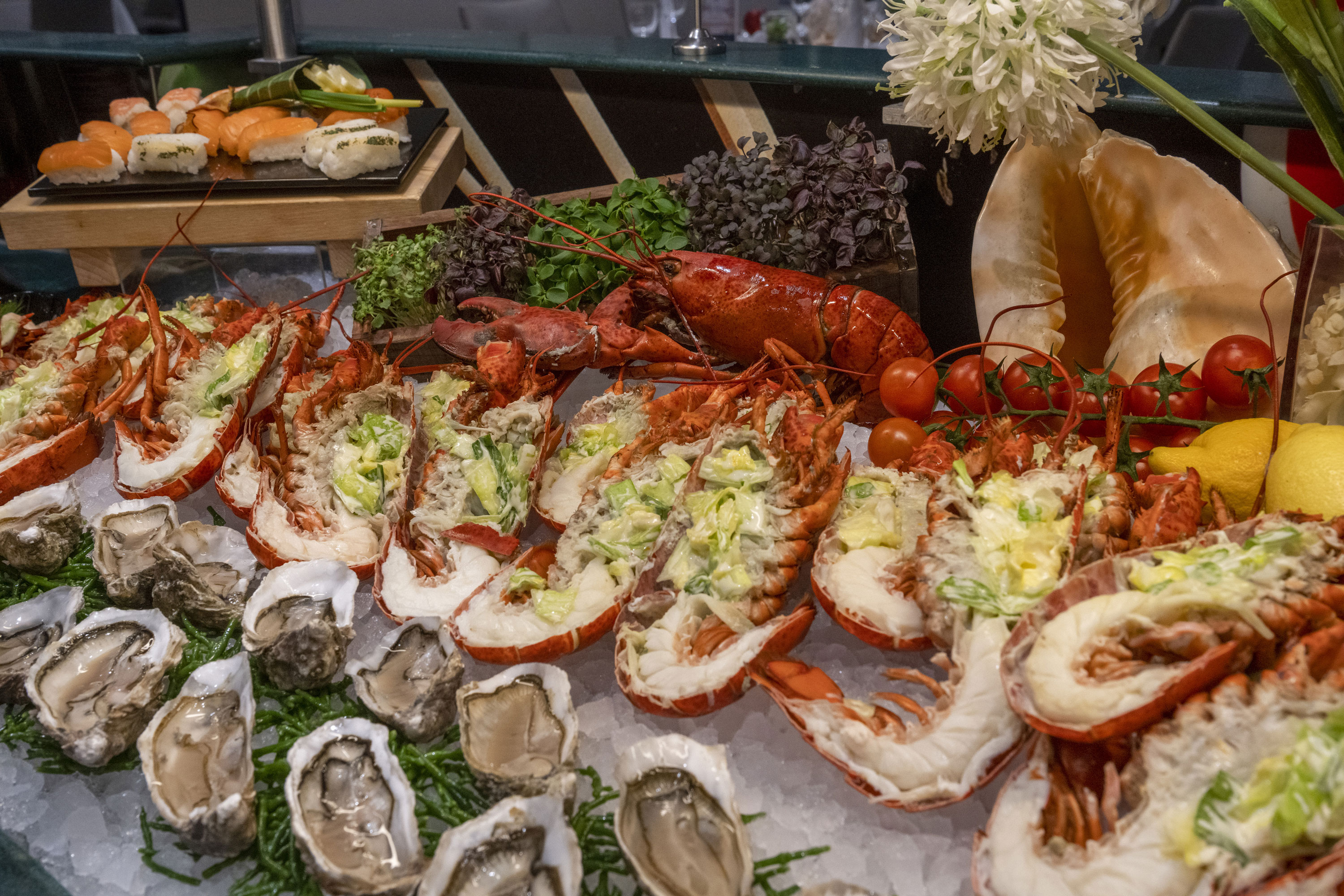 Exclusive lobster buffet with fresh lobster, oysters, and sushi at Maritim proArte Hotel Berlin.