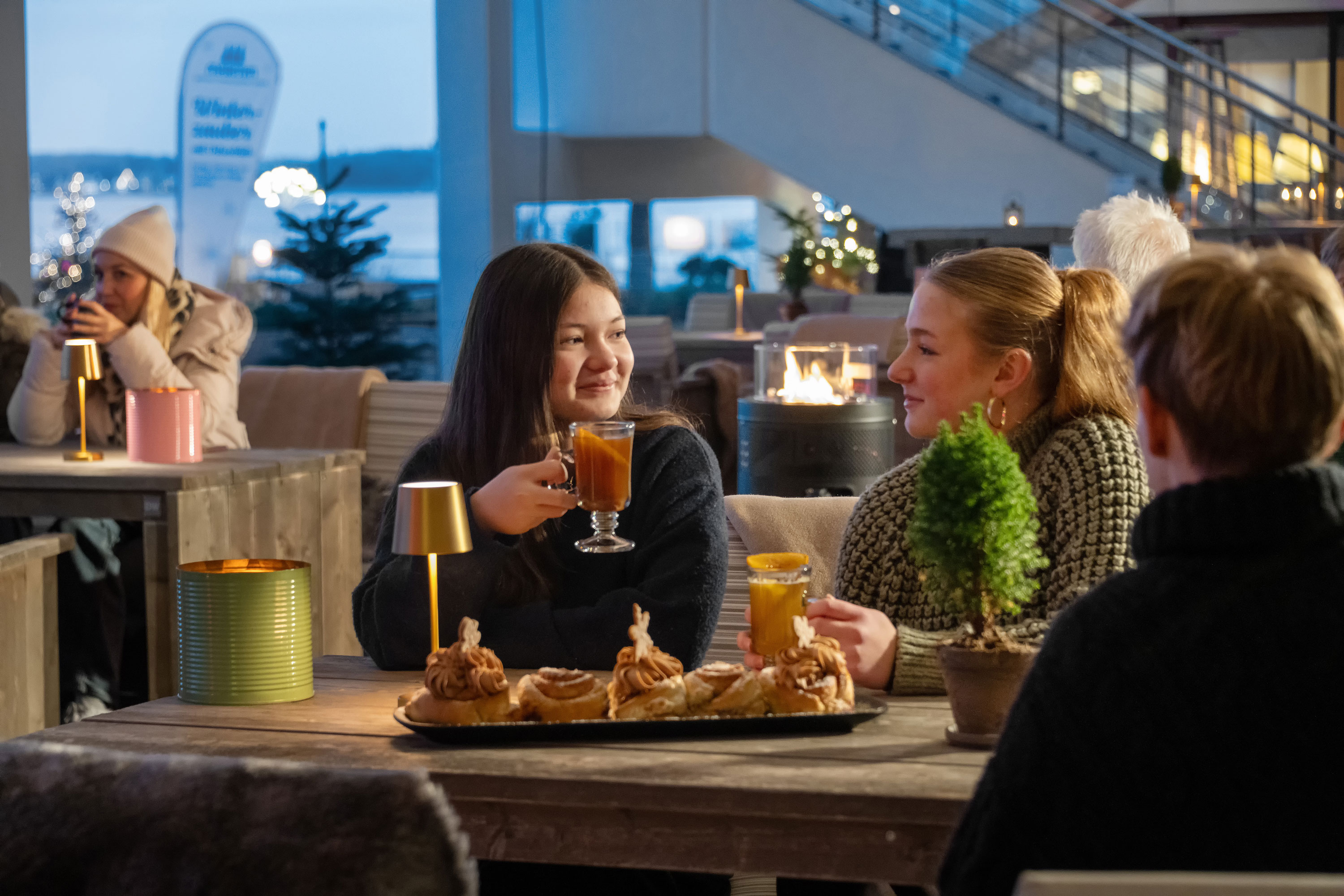 Winter magic by the Baltic Sea Guests enjoying a cosy winter atmosphere with drinks and festive decorations by the Baltic Sea.