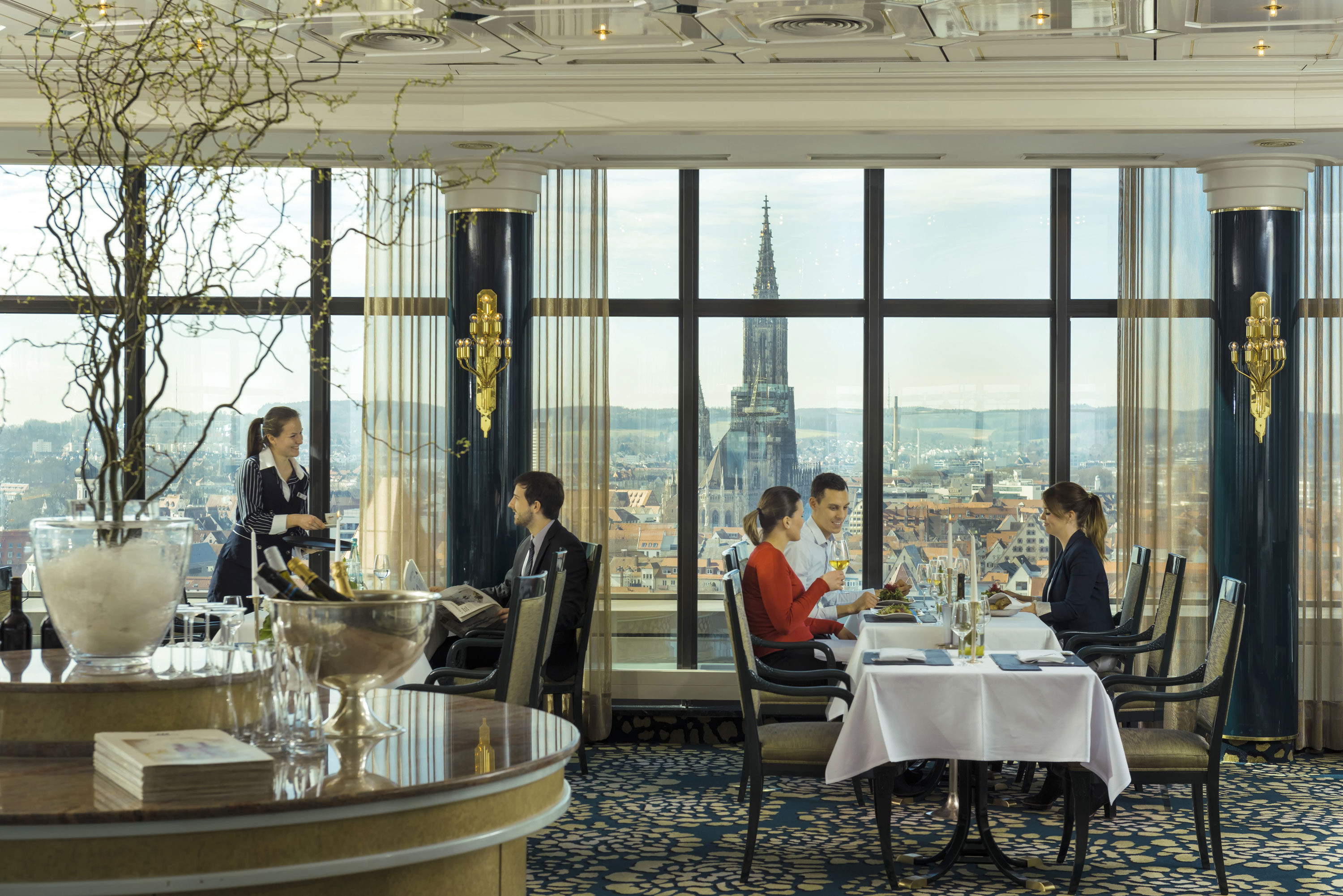 Repas avec vue sur la cathédrale d'Ulm au restaurant panoramique du Maritim Hotel Ulm